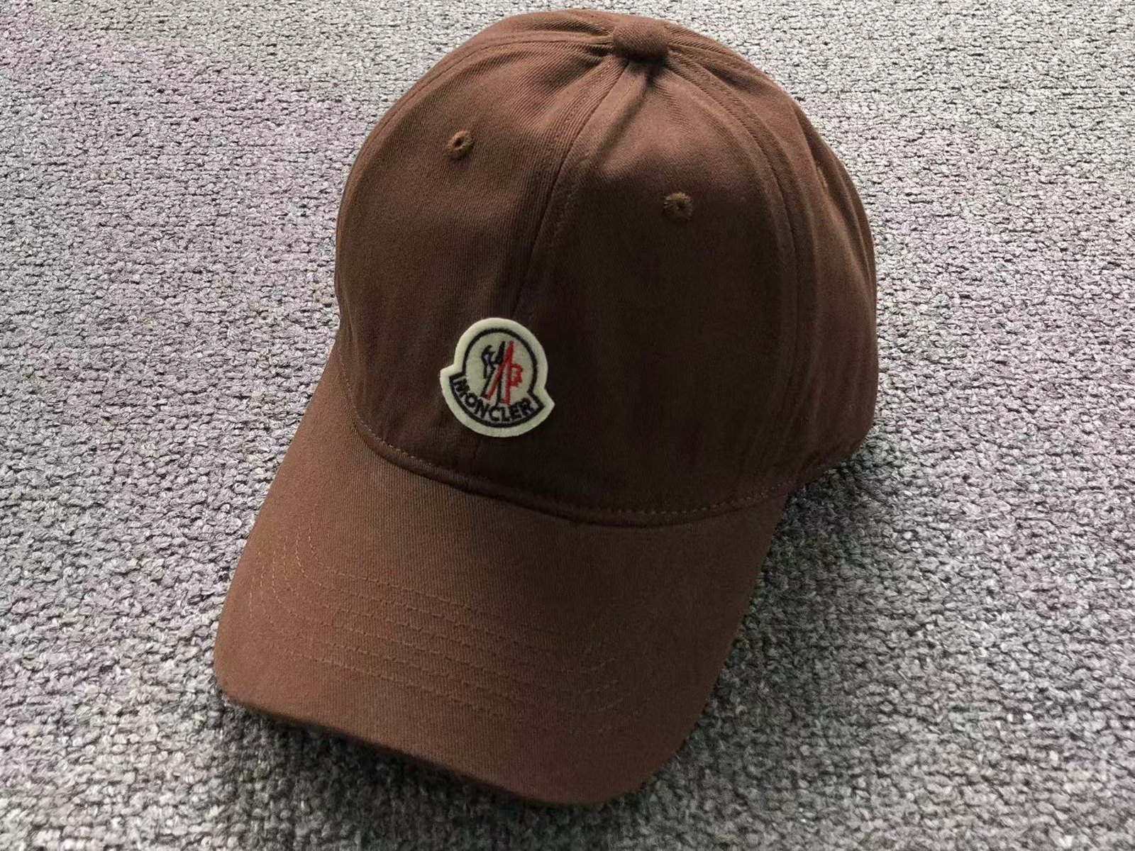 Boné Moncler Logo Bordado Marrom